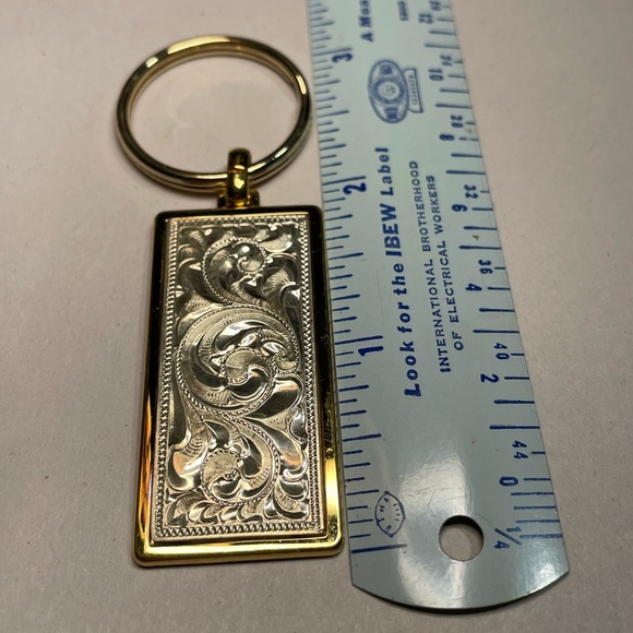VTG silver and gold tone engraved decorative key chain - Picture 4 of 4